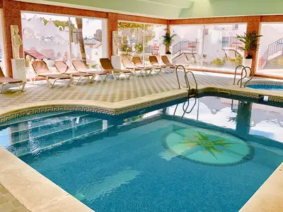 Beheiztes Hallenbad und Jacuzzi