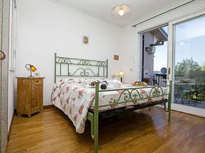 Das Hauptschlafzimmer mit Balkon