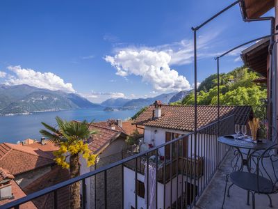 Ausblick über den See und das Zentrum von Menaggio von der Terrasse