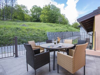 Aussen Terrasse an der Hinterseite der Wohnung