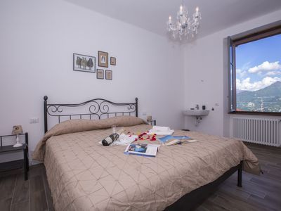 Schlafzimmer 1 mit Doppelbett und Ausblick auf den See