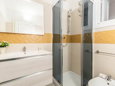 Badezimmer mit Dusche