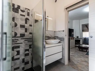 Badezimmer mit Dusche