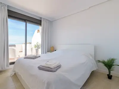 Zweites Schlafzimmer im Erdgeschoss mit Kingsize-Bett