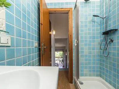Badezimmer mit Dusche