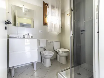 Badezimmer mit Dusche