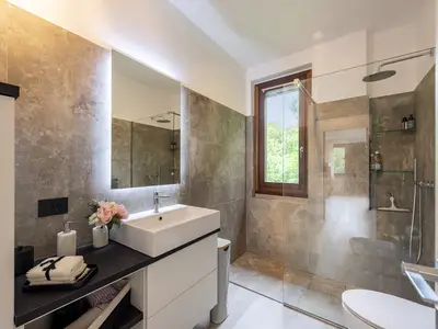 Badezimmer mit Dusche