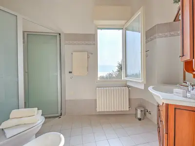 Badezimmer mit Dusche