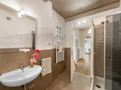 Badezimmer mit Dusche