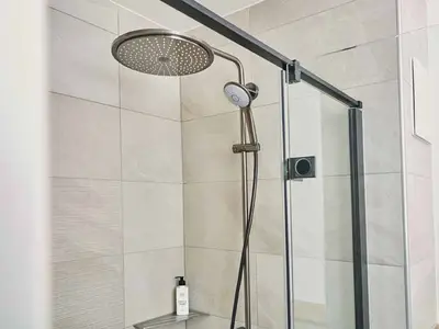 Dusche im Studio Apartment