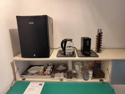 Kühlschrank-Wassekocher-Kaffeemaschine-Geschirr