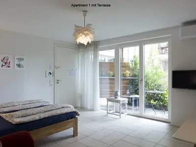 Verglaste Wand mit Tür zur Terrasse (mit Sichtschutz)