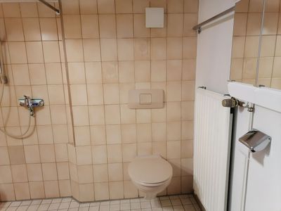 Badezimmer mit Dusche und WC