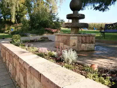 Außengelände mit Brunnen