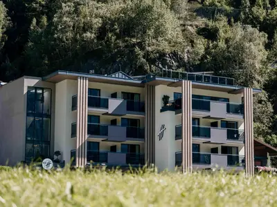 VIER Studios & Restaurant