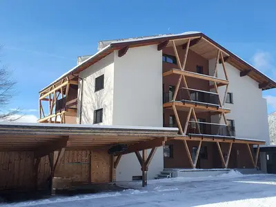 Parkplatz mit Ansicht nach Osten - Eingangsbereich