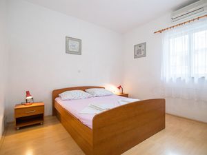 23940991-Studio-2-Makarska-300x225-1