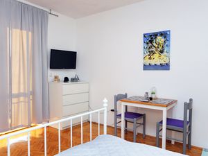 23932995-Studio-2-Makarska-300x225-1