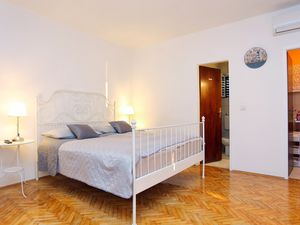 23932995-Studio-2-Makarska-300x225-3