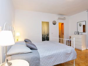 23932995-Studio-2-Makarska-300x225-4