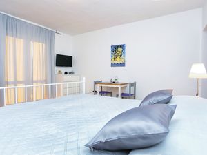 23932995-Studio-2-Makarska-300x225-5