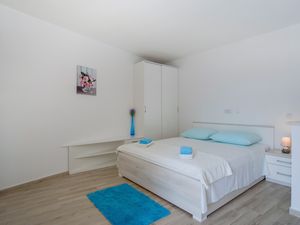 23933209-Studio-2-Mali Lošinj-300x225-2