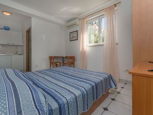 23944025-Studio-2-Omiš-300x225-1