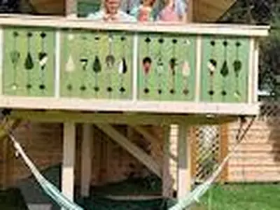 Spielplatz mit Baumhaus