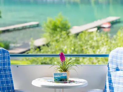Balkon mit Blick auf den See