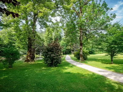 Spazierweg durch den Schlosspark Grubhof