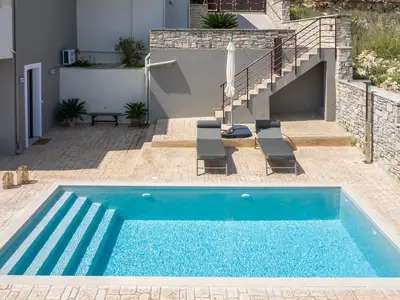 PoolOfHouse