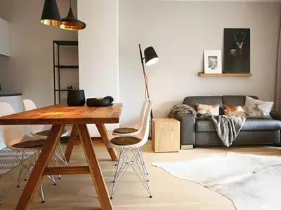 Moderner Wohn- und Essbereich