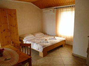 23945202-Studio-2-Starigrad-Paklenica-300x225-5