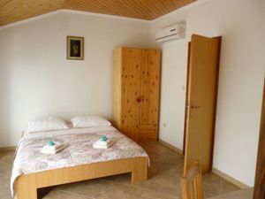 23945195-Studio-2-Starigrad-Paklenica-300x225-4