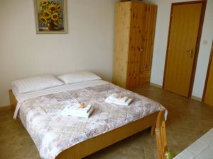 23945198-Studio-2-Starigrad-Paklenica-300x225-5