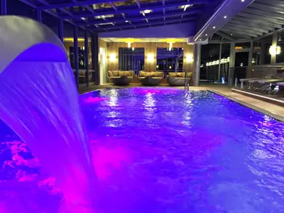 Poollandschaft bei Nacht