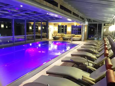 Abendliche Stimmung im überdachten Pool- und Erholungsbereich