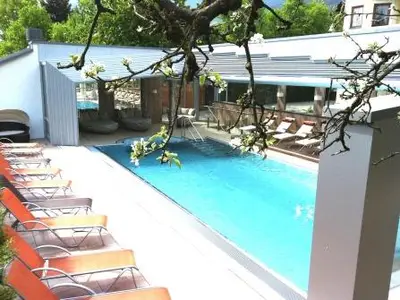 Außen- und Innenpoollandschaft