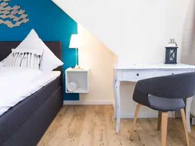 kleiner Schreibtisch für die Postkarten an die Liebsten