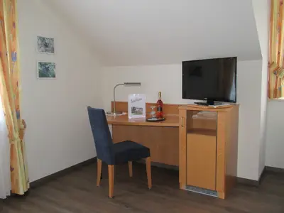 Schreibtisch mit Minibar