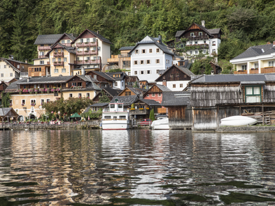 Blick vom See auf Hideaway /graues Haus