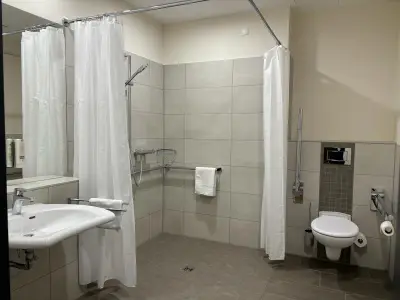 Badezimmer Suite (1 Zimmer mit ein Doppelbett, 1 Zimmer mit zwei Einzelbetten)