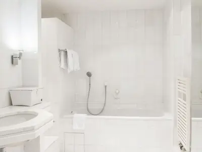 Marmorbadezimmer mit Dusche, Badewanne und WC