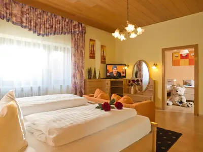 Elternschlafzimmer mit Kinderzimmer