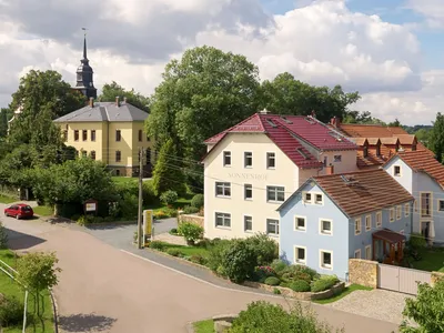 Neben Pfarrhaus und Kirche