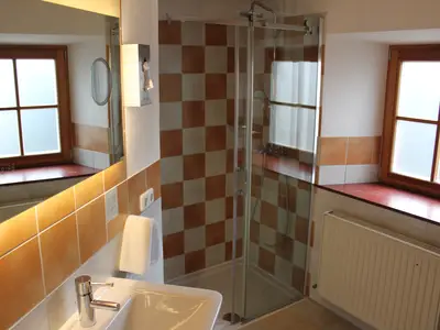 Badezimmer mit Dusche und WC