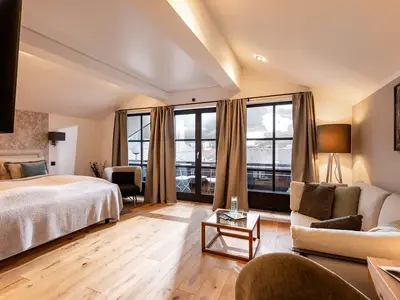 Gemütlicher Wohnbereich mit direktem Zugang zum Balkon