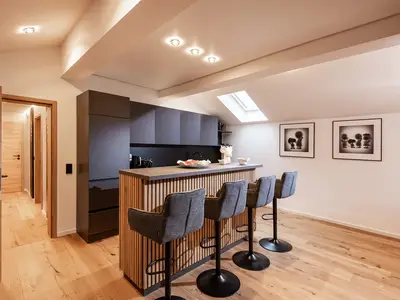 Moderne Küchenzeile mit Essplatz