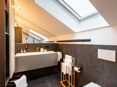 Modernes Tageslichtbadezimmer in der Suite