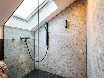 Modernes Tageslichtbadezimmer mit großer Dusche